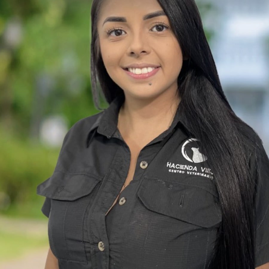 Dayana Jiménez, Encargada de Tienda