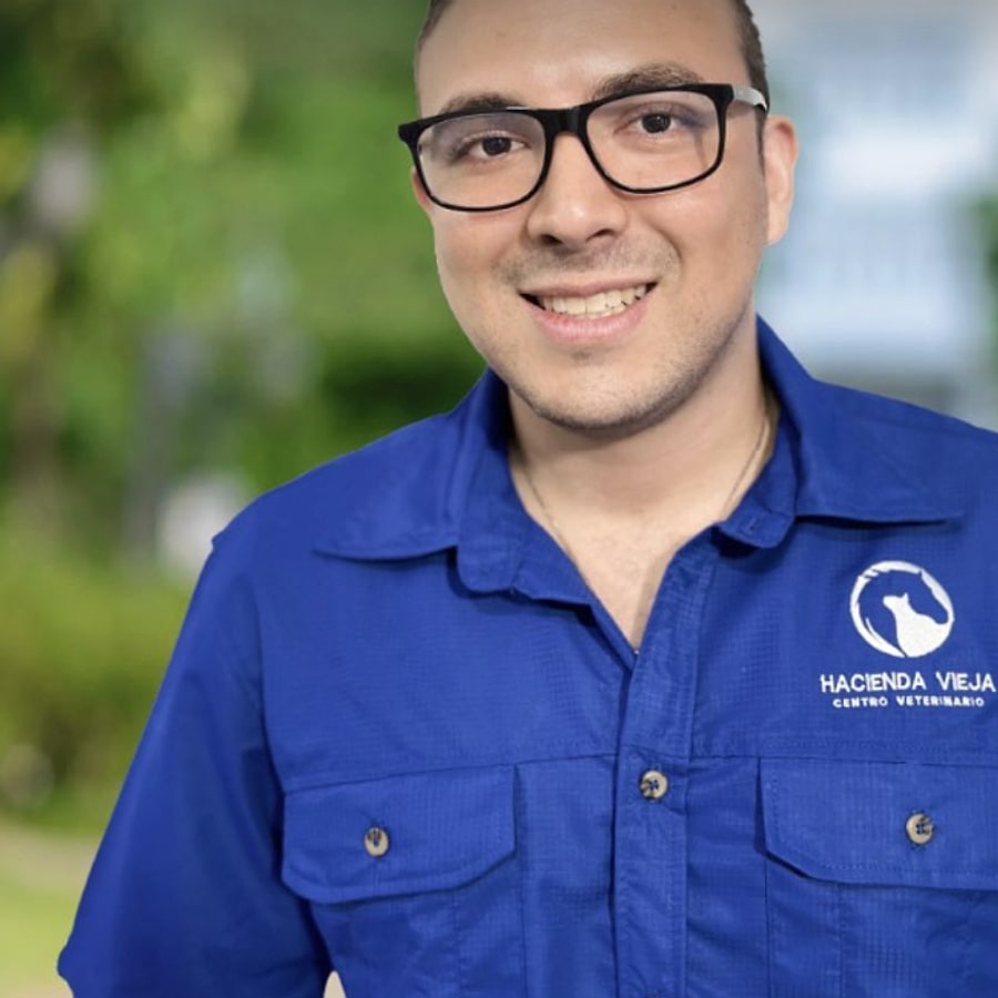 Jimmy León, Asistente Veterinario